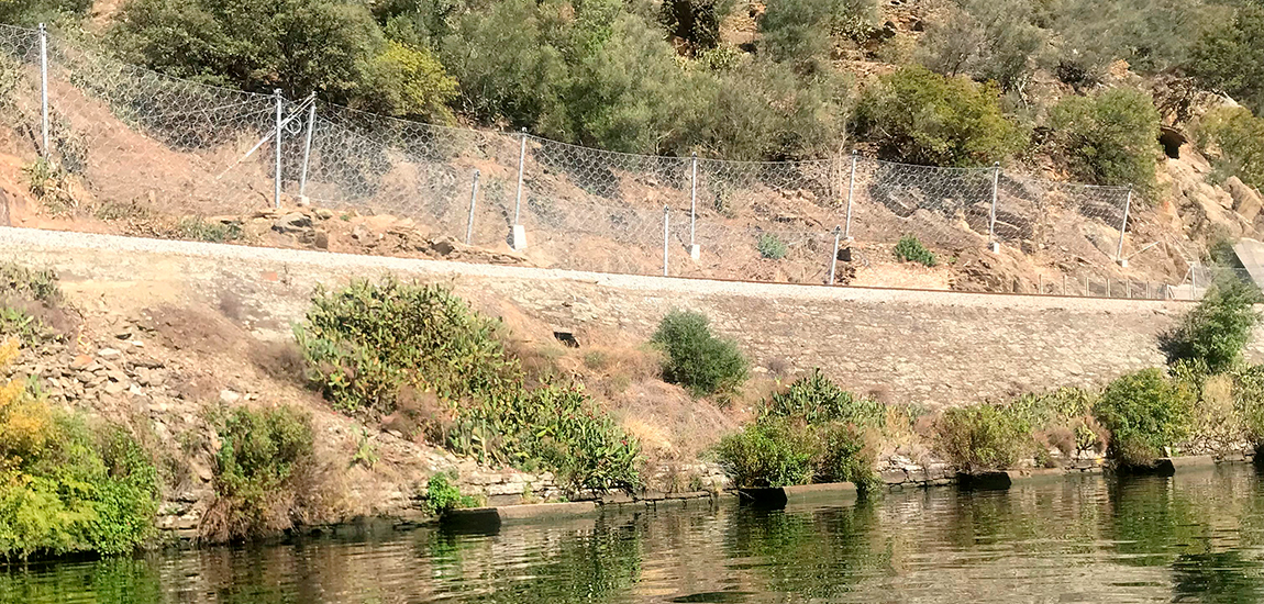 Renovação de barreiras dinâmicas de proteção a taludes na Linha do Douro 