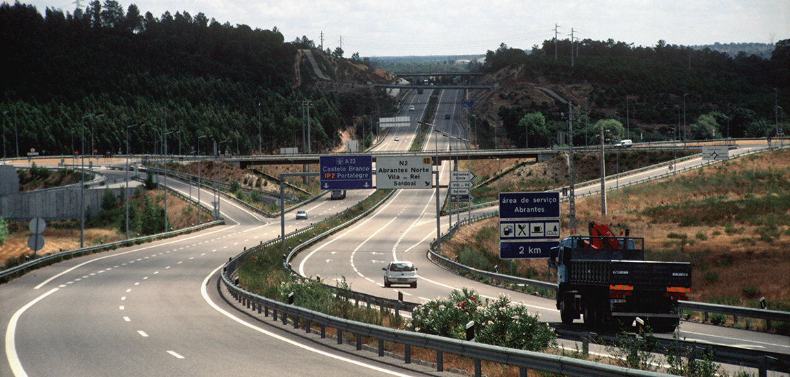 Já decorrem os trabalhos de estabilização da plataforma rodoviária no troço da A23 entre o Nó de Atalaia e o Nó de Roda