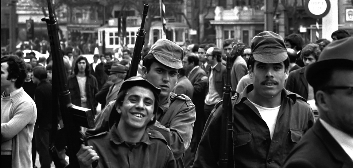 Fotografia na Exposição "Olhares de Abril" na Estação de S. Bento, no Porto