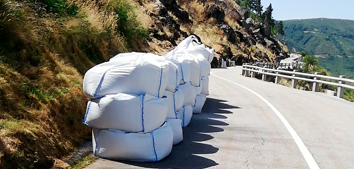 Colocação de proteção contra queda de blocos na ER338