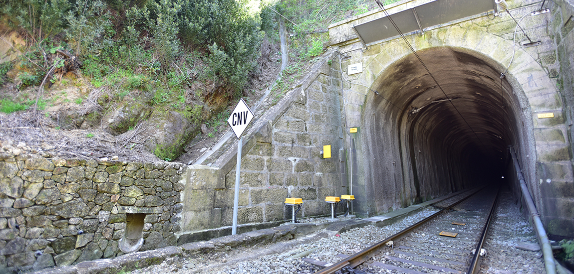 Local da intervenção da estabilização do talude no Túnel de Tamel, na Linha do Minho: fotografia 1