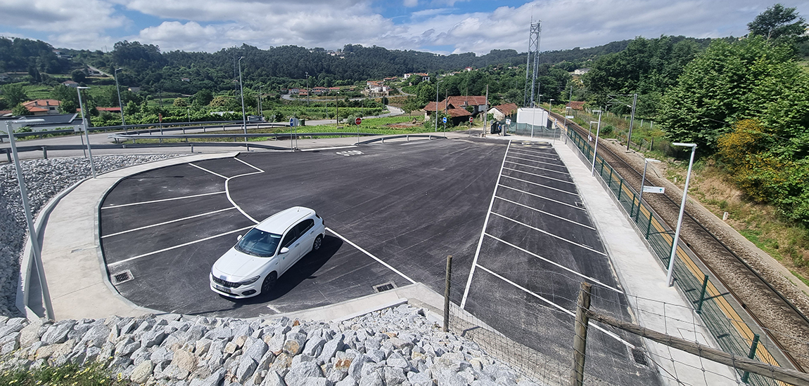 Fotografia diurna do parque do estacionamento 