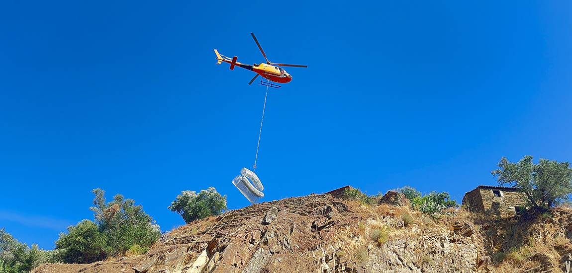 Imagem 3 - Estabilização de taludes na Linha do Douro - Transporte de material aéreo