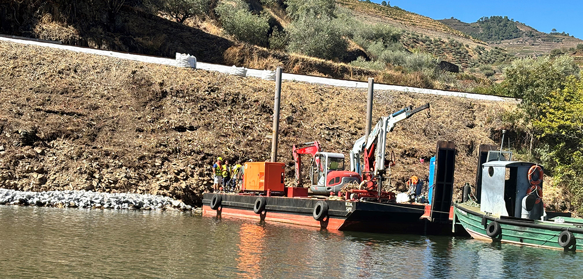 Imagem de plataforma de apoio para estabilização de talude de aterro na Linha do Douro