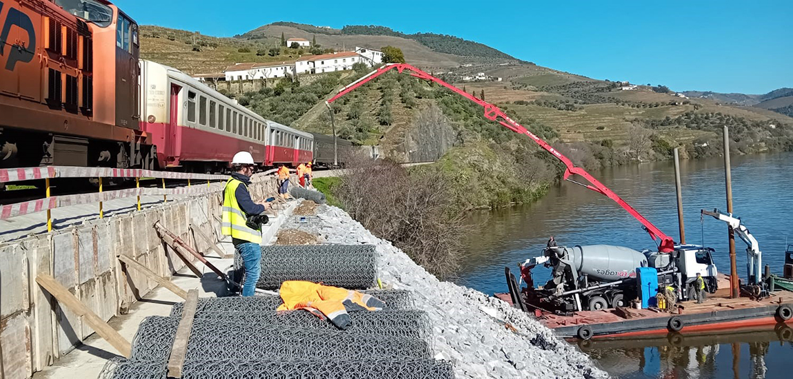 Imagem de trabalhos diurnos de estabilização de talude de aterro na Linha do Douro