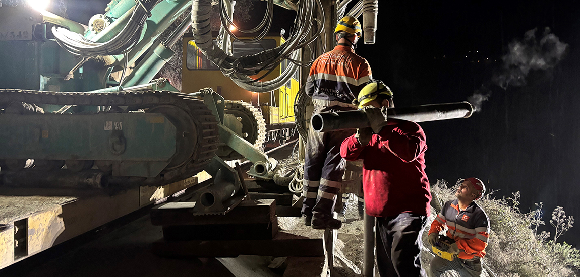 Imagem de trabalhos noturnos de estabilização de talude de aterro na Linha do Douro