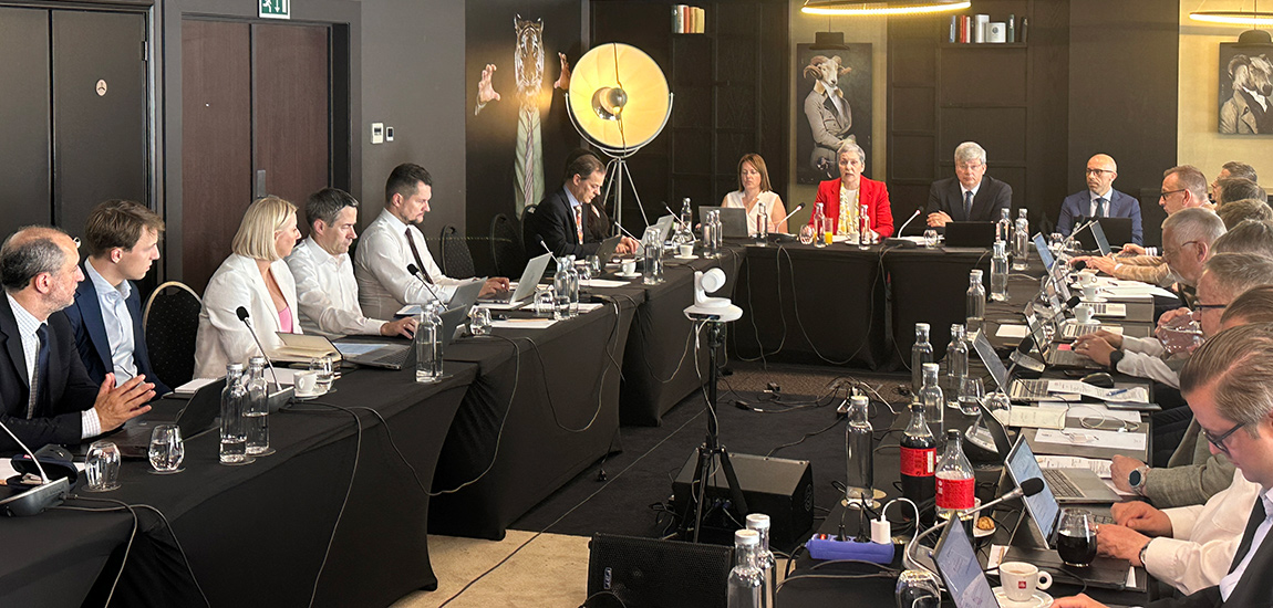 Fotografia panorâmica da reunião 