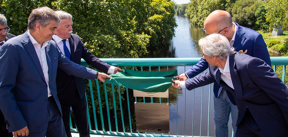 Imagem do descerramento de placa que simboliza a entrada ao serviço da ligação entre Trofa e Santana e do reforço com nova ponte e Variante à EN14