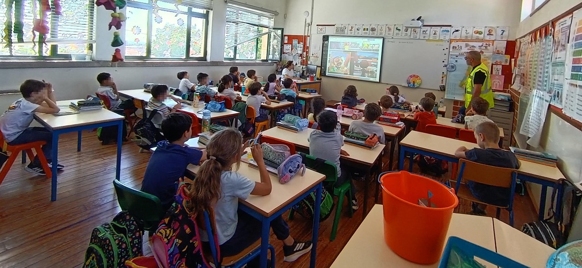 Leitura do Corvinho a crianças na Escola do Arcozelo
