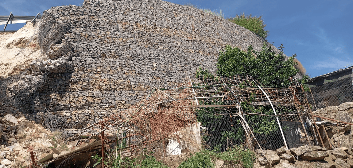 Muro afetado pelas intempéries
