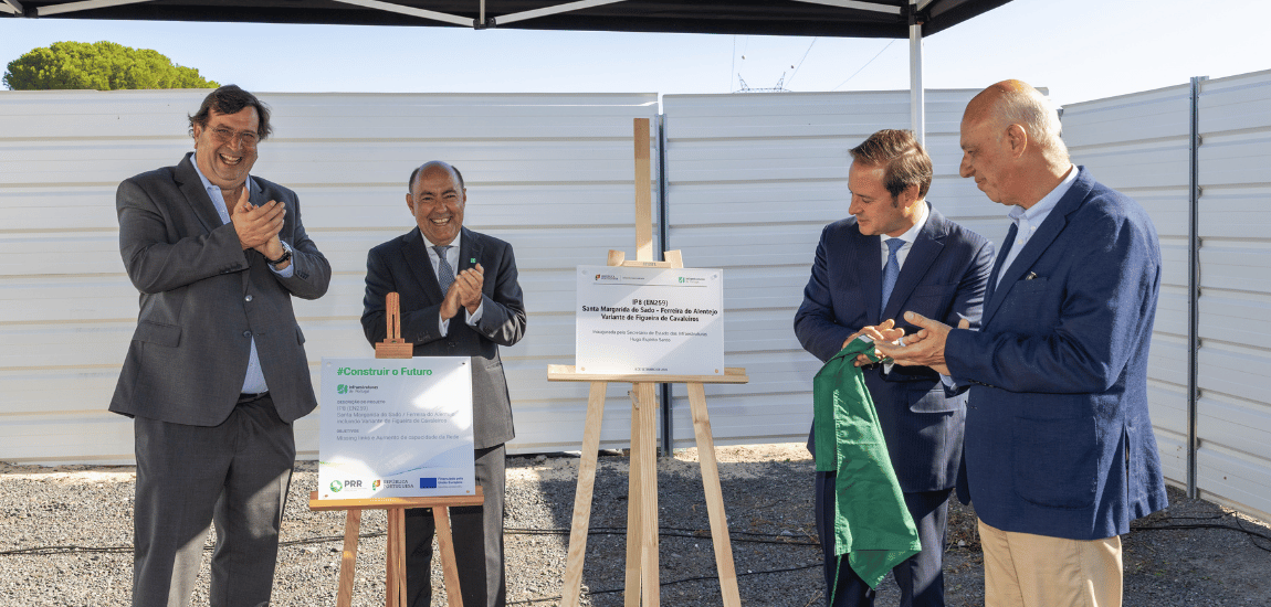 Placa PRR Beneficiação do IP8 (EN121) entre Ferreira do Alentejo e Beja, incluindo a Variante a Beringel