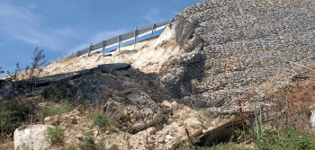 Muro afetado pelas intempéries